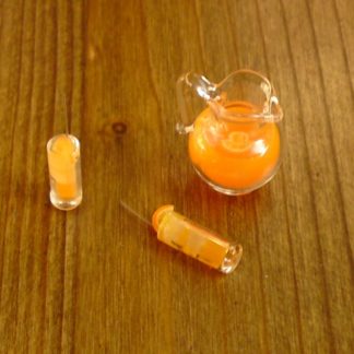 Orangensaft in Glaskrug mit 2 Gläsern.
