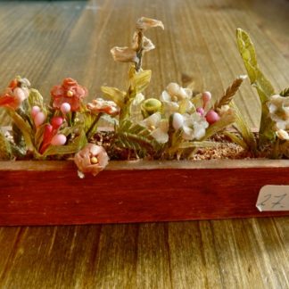 Blumenkistchen mit verschiedenen Blumen. Holzkistchen. Reduziert