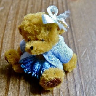 Miniatur-Teddy, Mädchen mittelbraun/blau. Handarbeit/England.