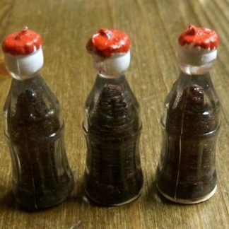 3 Flaschen Coca Cola. Kunststoff. Ohne Aufschrift.
