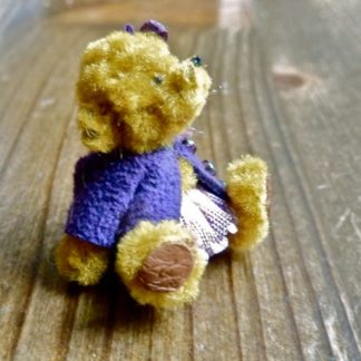 Miniatur-Teddy, mittelbraun/violett. Handarbeit/England.