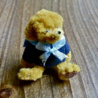 Miniatur-Teddy, mittelbraun/blau. Handarbeit/England.