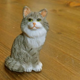 Katze (sitzend, Perser grau/weiss). Handbemalt.