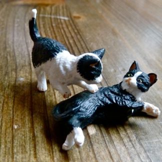 Katzen (spielend, schwarz-weiss). Handbemalt.