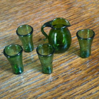 Glaskrug mit 4 Gläsern (grün). Handarbeit.