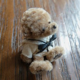 Miniatur-Teddy, hellbraun m. Matrosenjacke. Handarbeit/England.
