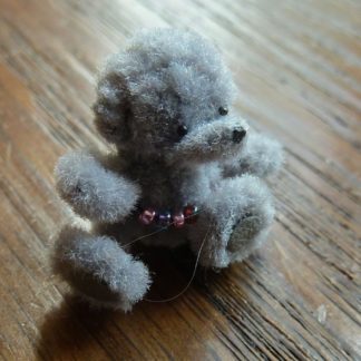 Miniatur-Teddy, grau m. Kette. Handarbeit/England.