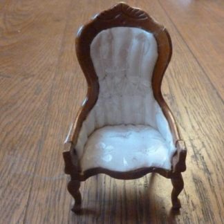 Viktorianischer Sessel. Polster Damast crème/Holz Nussbaum.