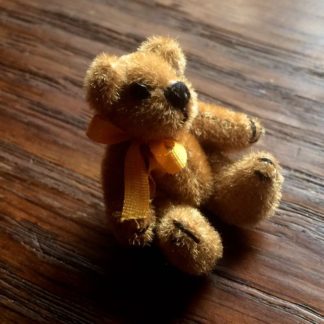 Miniatur-Teddy (Plüsch, goldbraun). Handarbeit.