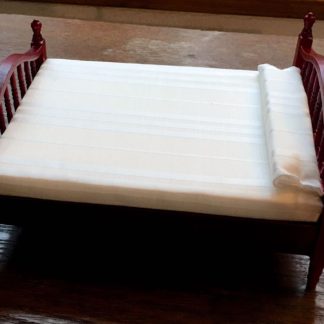 Bett (Doppelbett). Holz Mahagoni/Damast crème.