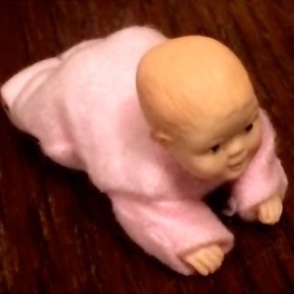 Baby (kriechend, rosa Anzug). Porzellan.