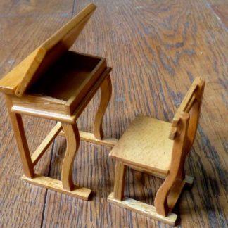 Kinderpult mit Stuhl. Holz. Reduziert.