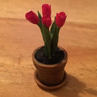 Tulpen (rot) in Tontopf. Handarbeit.