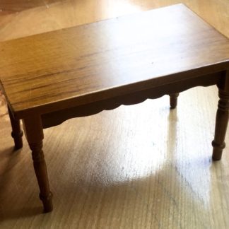 Tisch (rechteckig). Holzfarbe Nussbaum hell.