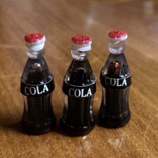 3 Flaschen Cola mit Schriftzug. Kunststoff.