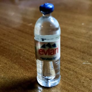 Flasche Mineralwasser (Evian, gross). Kunststoff.