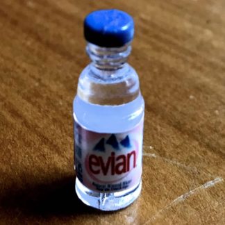 Flasche Mineralwasser (Evian, mittel). Kunststoff.