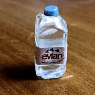Flasche Mineralwasser (Evian, klein, eckig). Kunststoff.