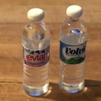 Mineralwasser-Flaschen (Evian und Volvic).